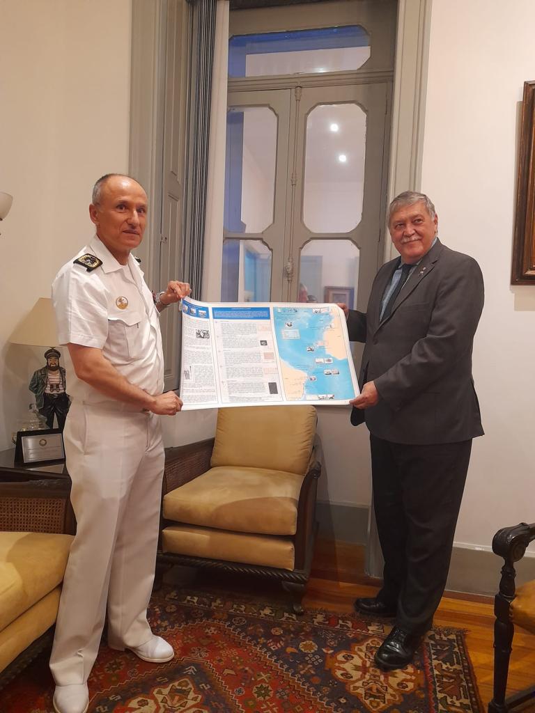 Vice-almirante da Marinha Portuguesa entrega recordação