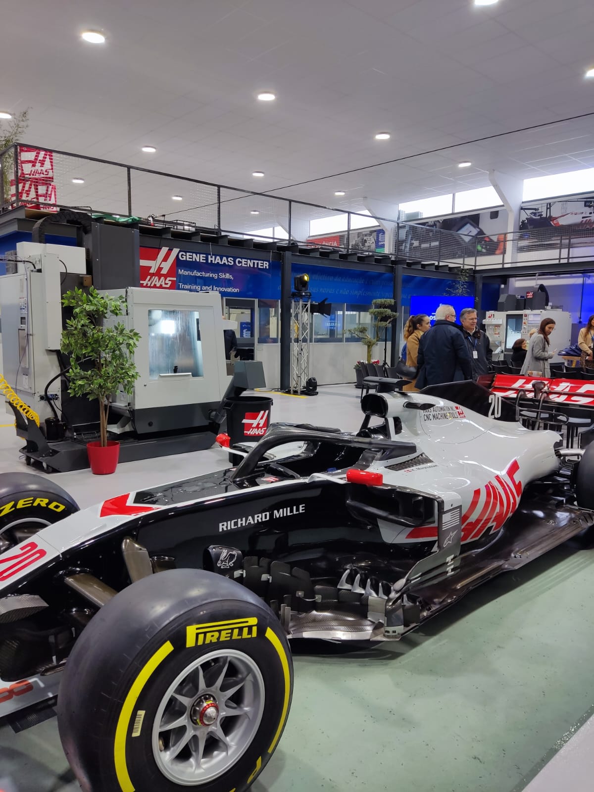 ETNA Gene Haas Center com automóvel