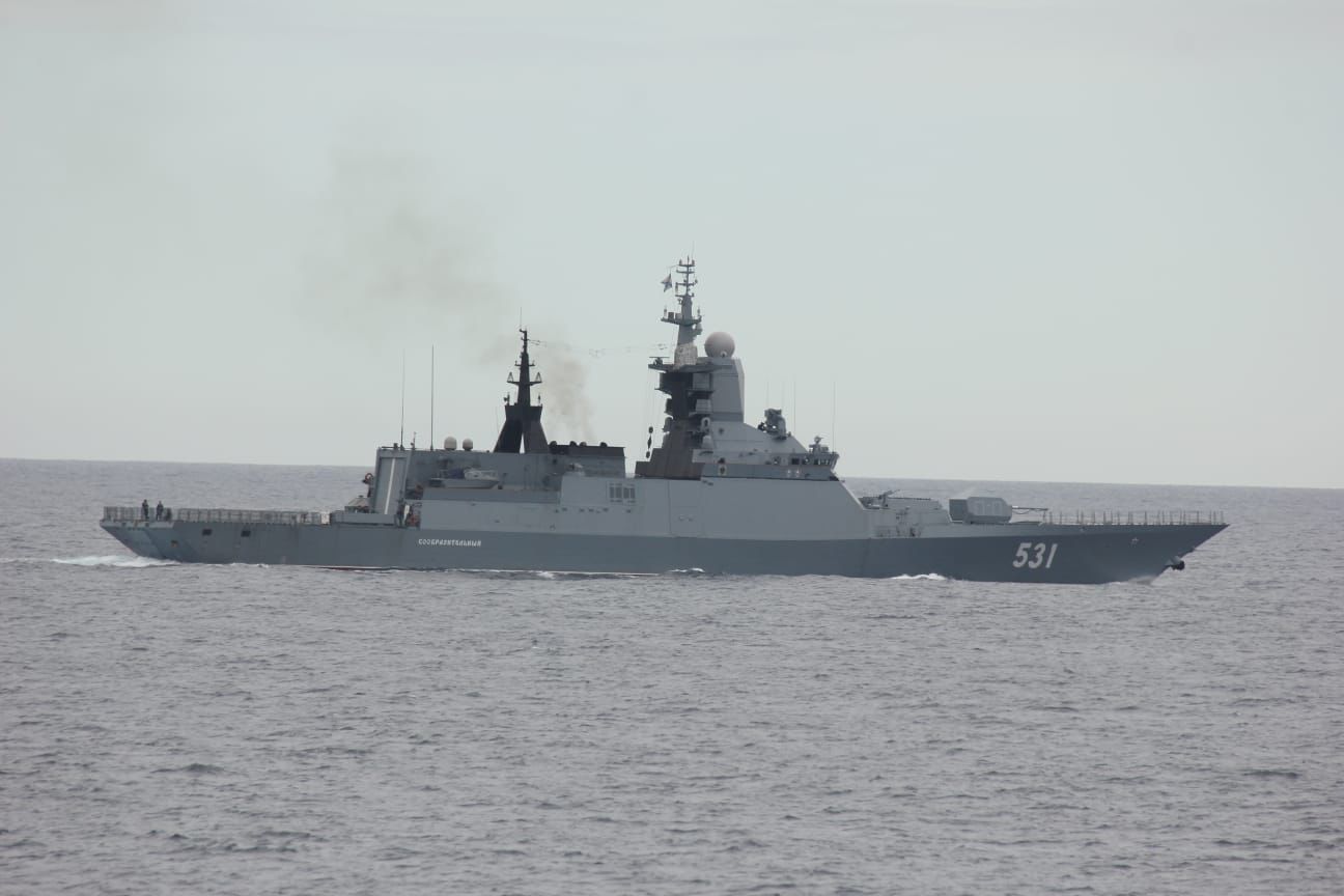 Marinha acompanha passagem de navios russos ao largo da costa nacional
