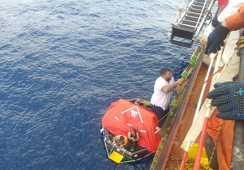 Marinha coordena resgate de 8 tripulantes de embarcação de pesca incendiada