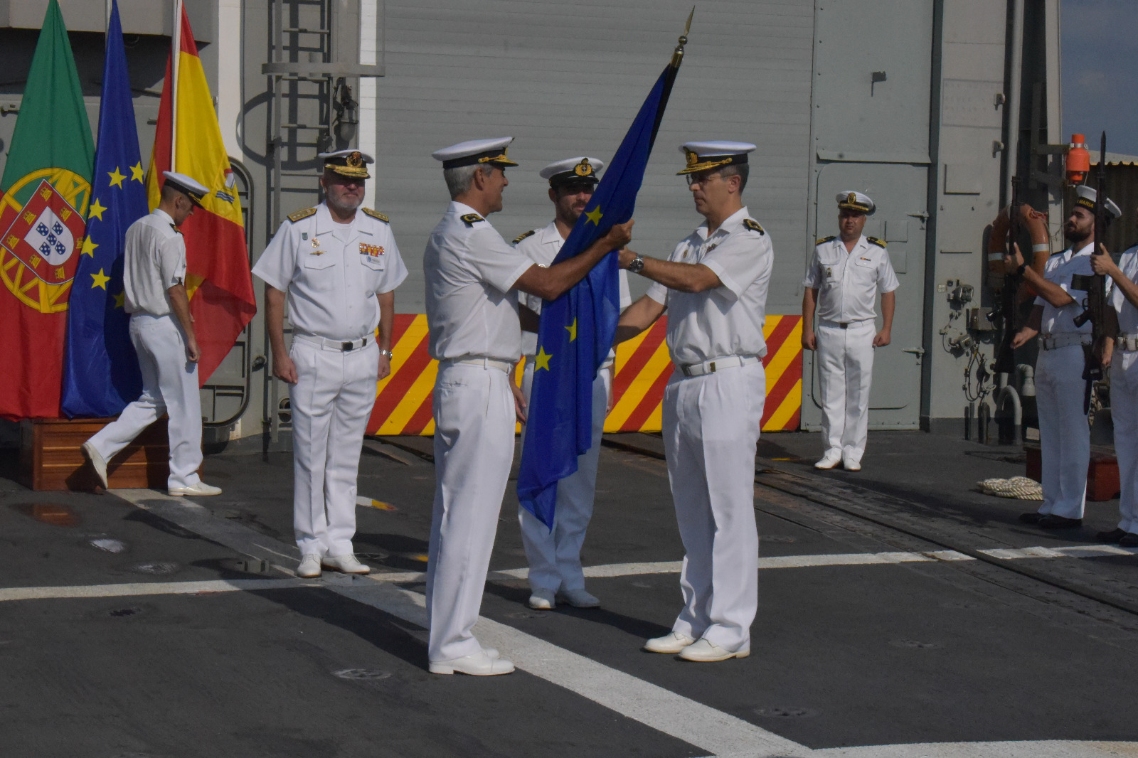 O comodoro Nuno Cortes Lopes recebeu hoje do comodoro Marcelo Correia o comando da Força Naval da União Europeia – Operação ATALANTA
