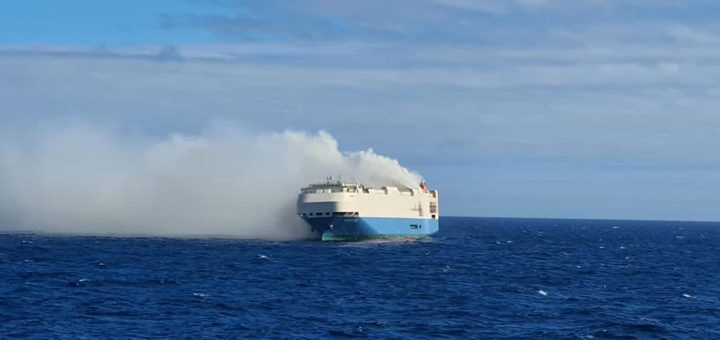 navio%20incendiado%20A%C3%A7ores_17fev.j