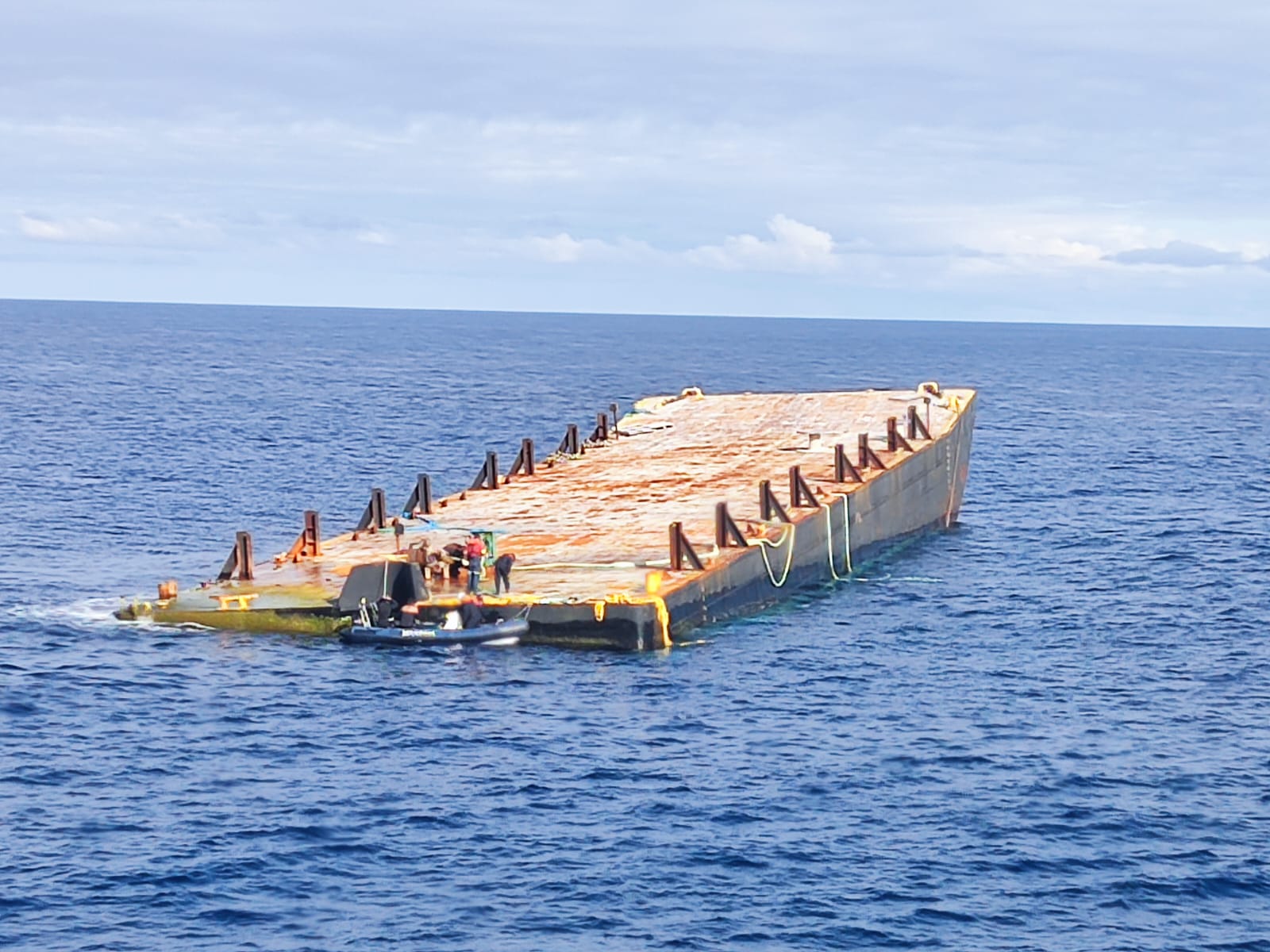 Barcaça à deriva