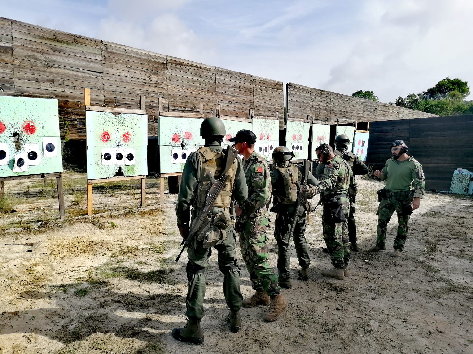 Marinha da Guiné-Bissau visita formandos Fuzileiros e SWAIMS na Escola de Fuzileiros