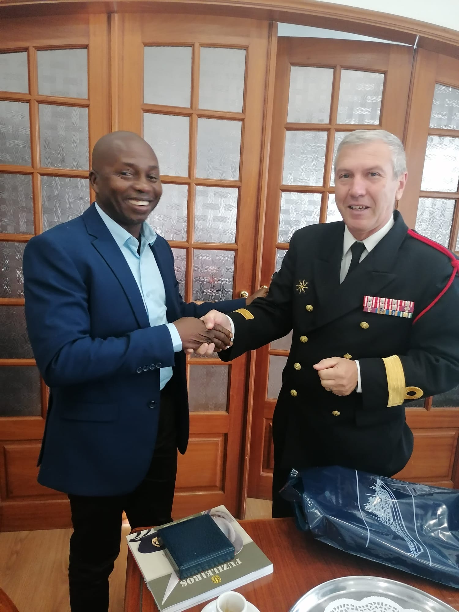 Marinha da Guiné-Bissau visita formandos Fuzileiros e SWAIMS na Escola de Fuzileiros