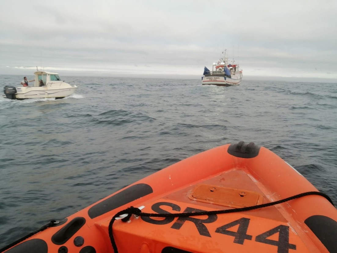  Marinha coordena resgate de 2 pessoas em embarcação com incêndio a bordo