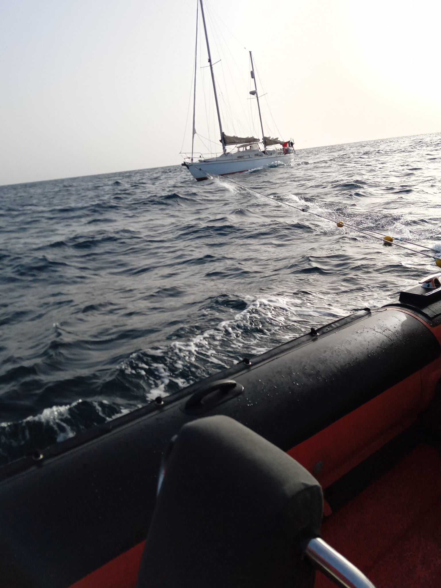 Marinha coordena resgate de quatro pessoas de veleiro após interação com orcas