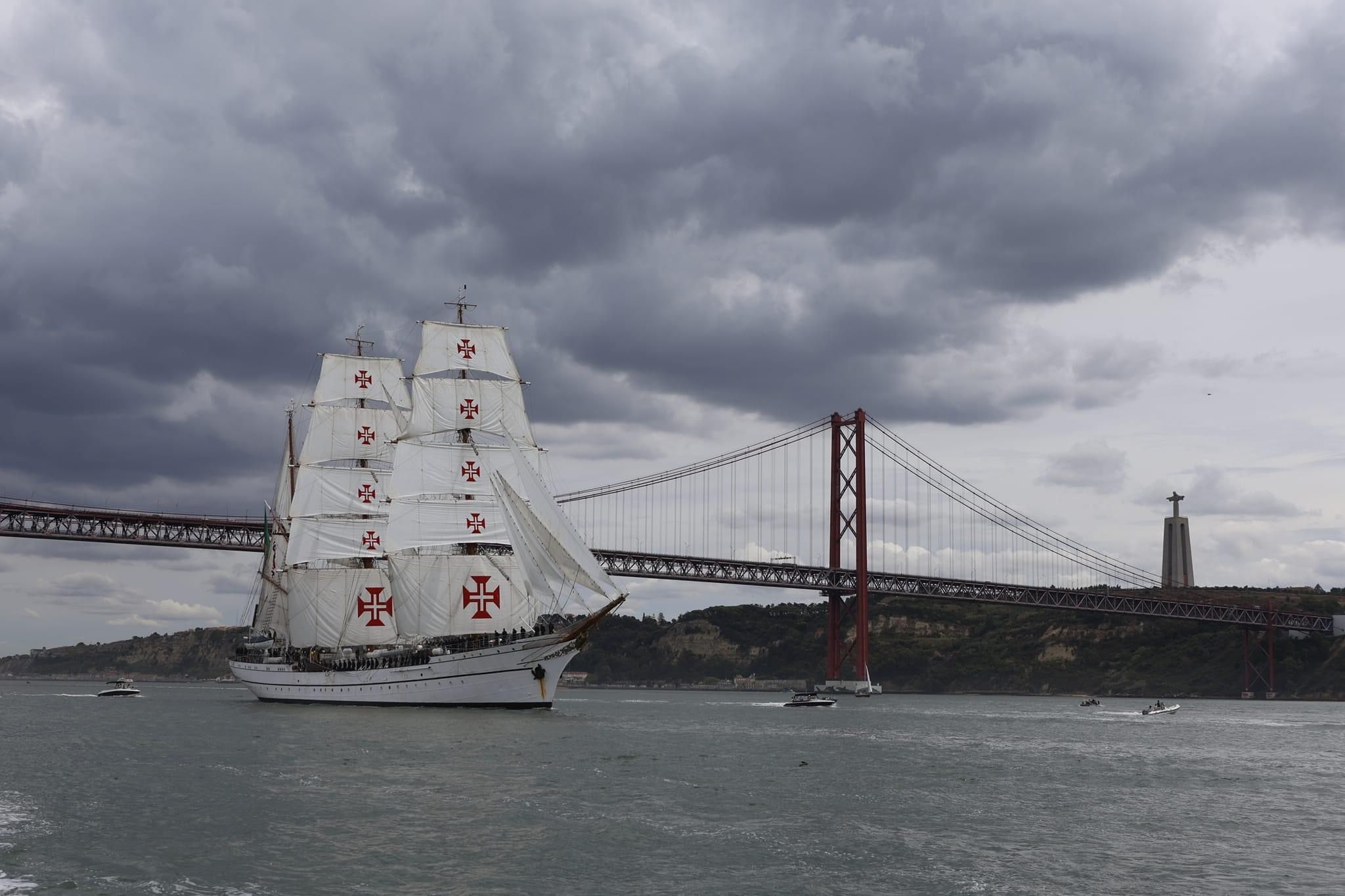 Veleiros deslumbram rio Tejo