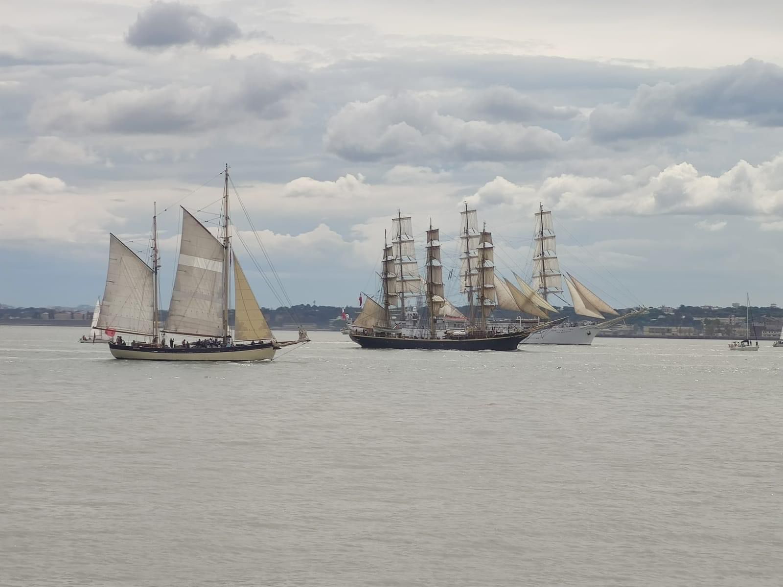 Veleiros deslumbram rio Tejo