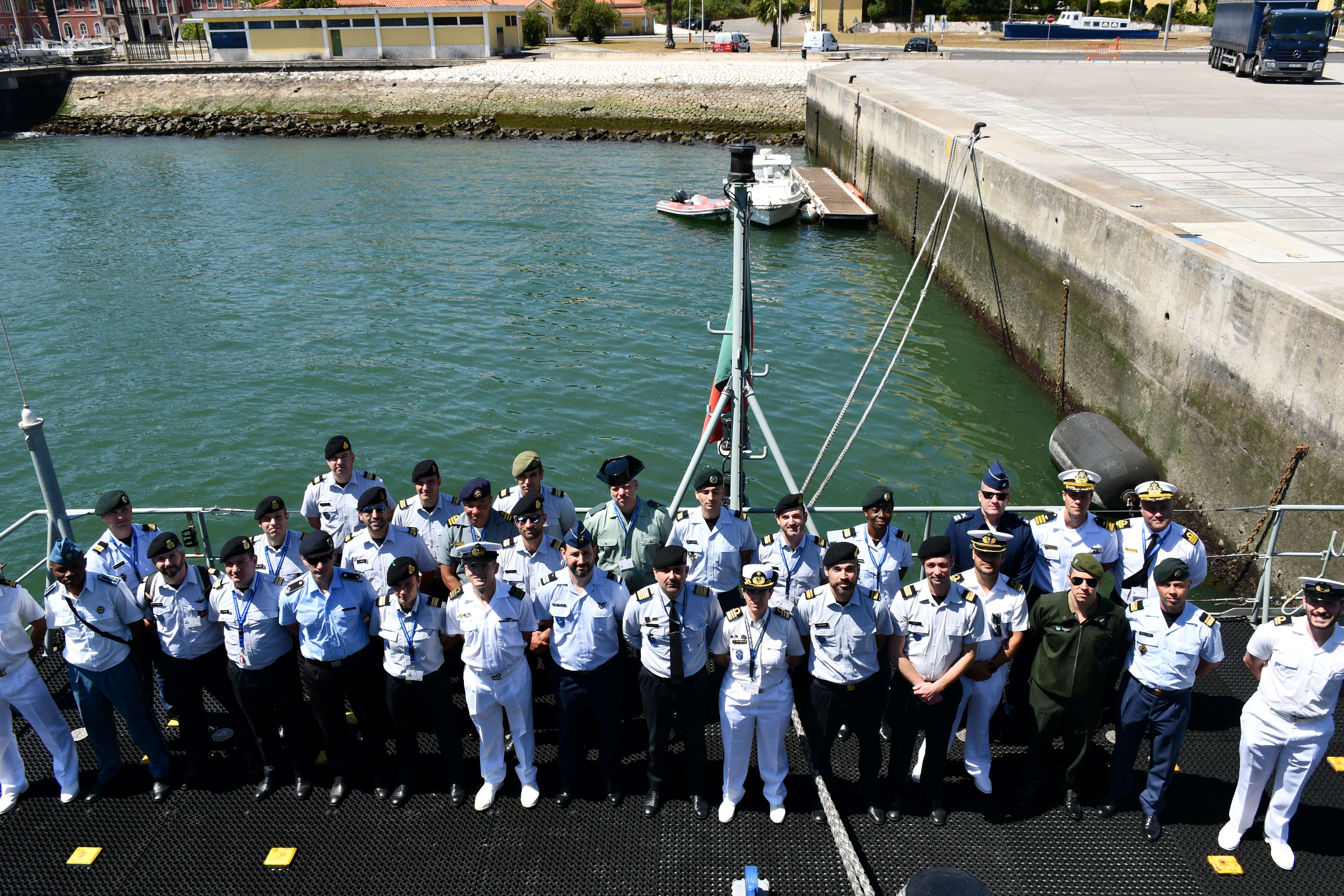 Curso de Estado-Maior Conjunto visita a Marinha