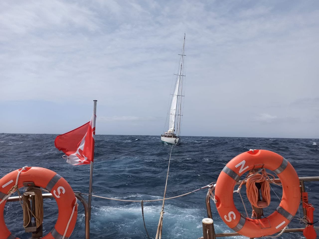 Marinha coordena resgate de 7 pessoas a bordo do veleiro na ilha do Pico