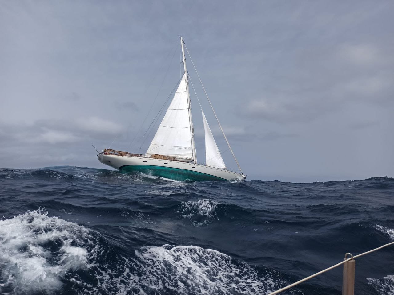 Marinha coordena resgate de 7 pessoas a bordo do veleiro na ilha do Pico