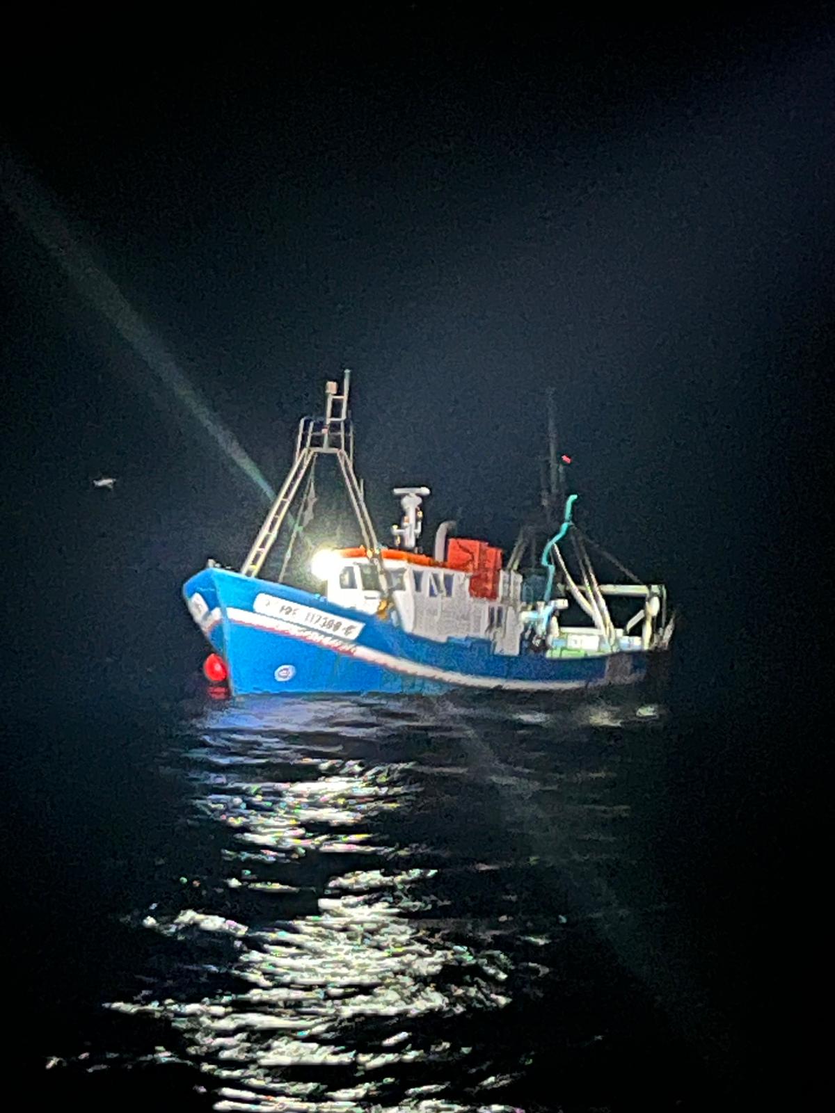 Resgatados quatro homens após naufrágio de embarcação de pesca a Sul de Olhão.
