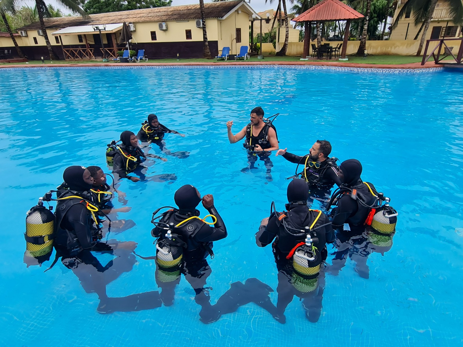 Marinha auxilia na capacitação da Guarda Costeira de São Tomé e Príncipe na área do mergulho militar