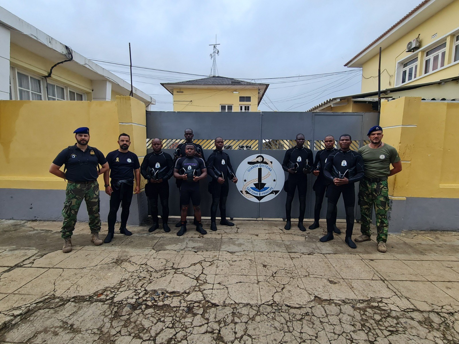 Marinha auxilia na capacitação da Guarda Costeira de São Tomé e Príncipe na área do mergulho militar