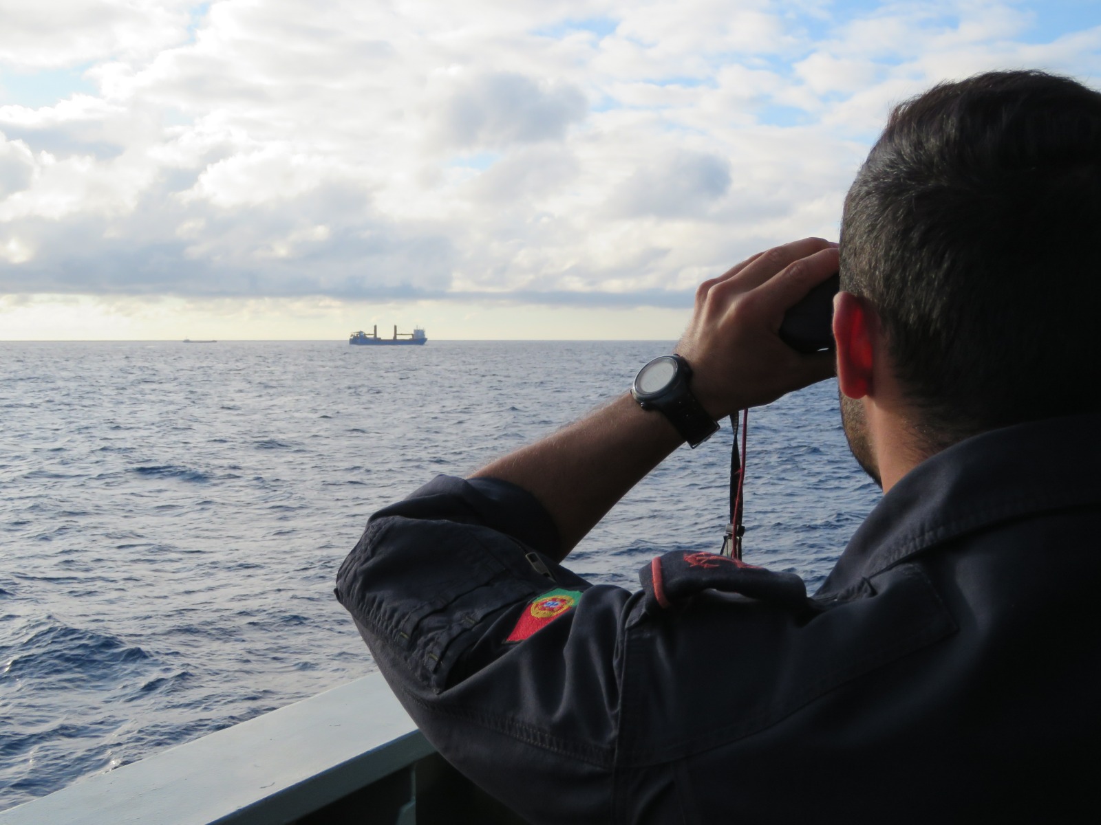 Marinha acompanha navio russo