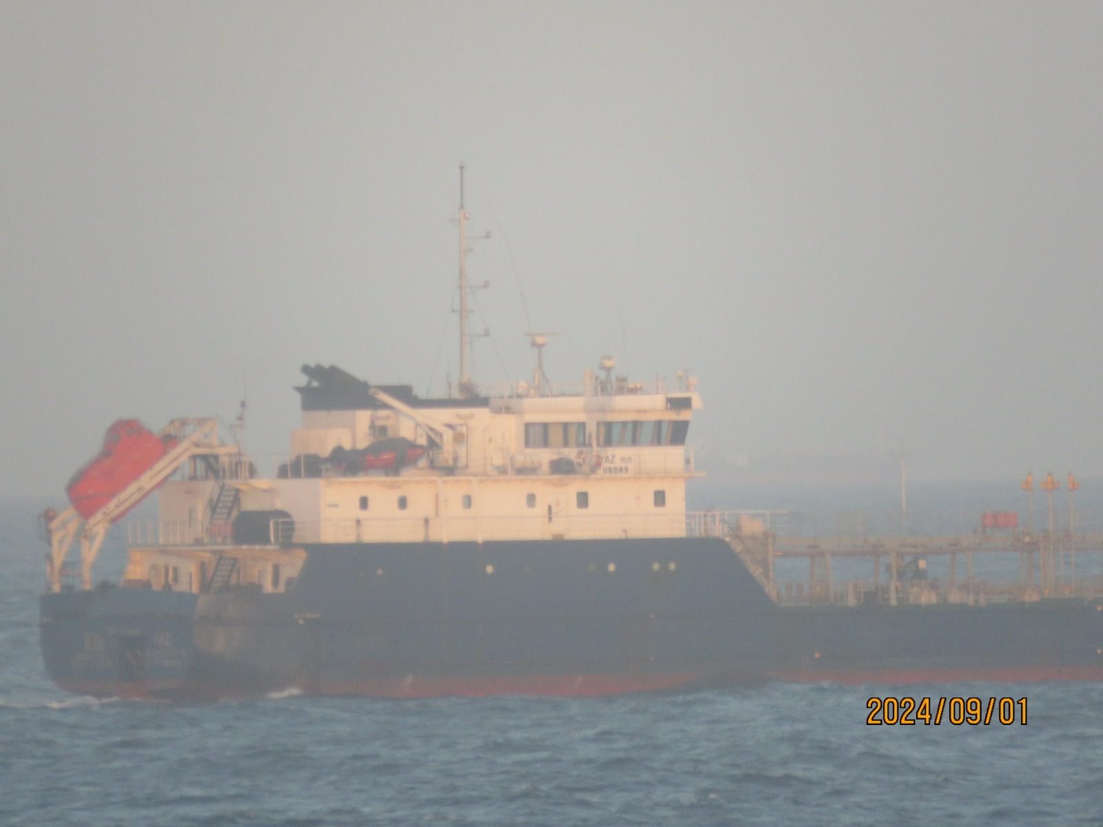 Marinha acompanha dois navios reabastecedores russos
