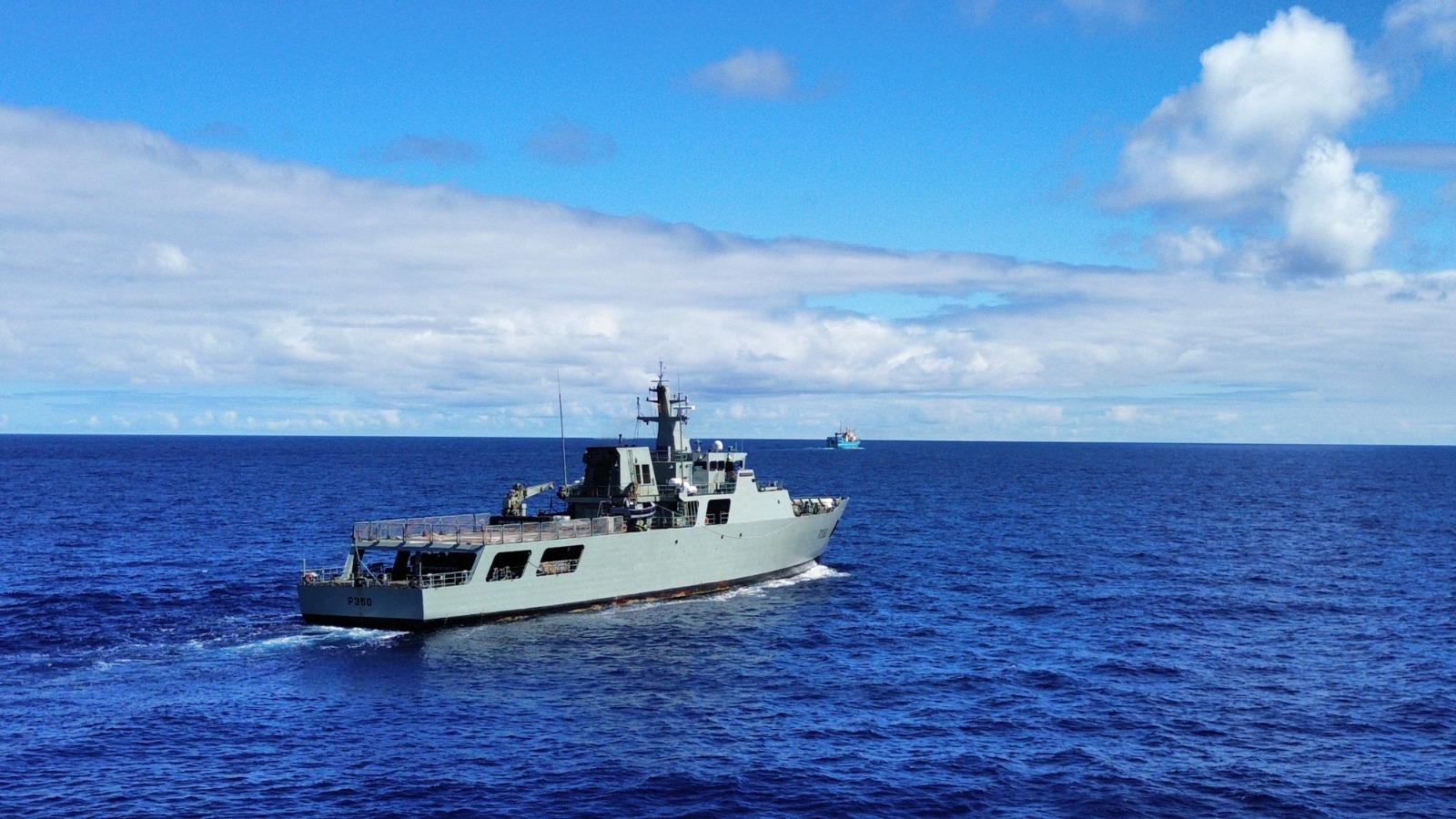 Marinha acompanha durante 100 horas um navio russo