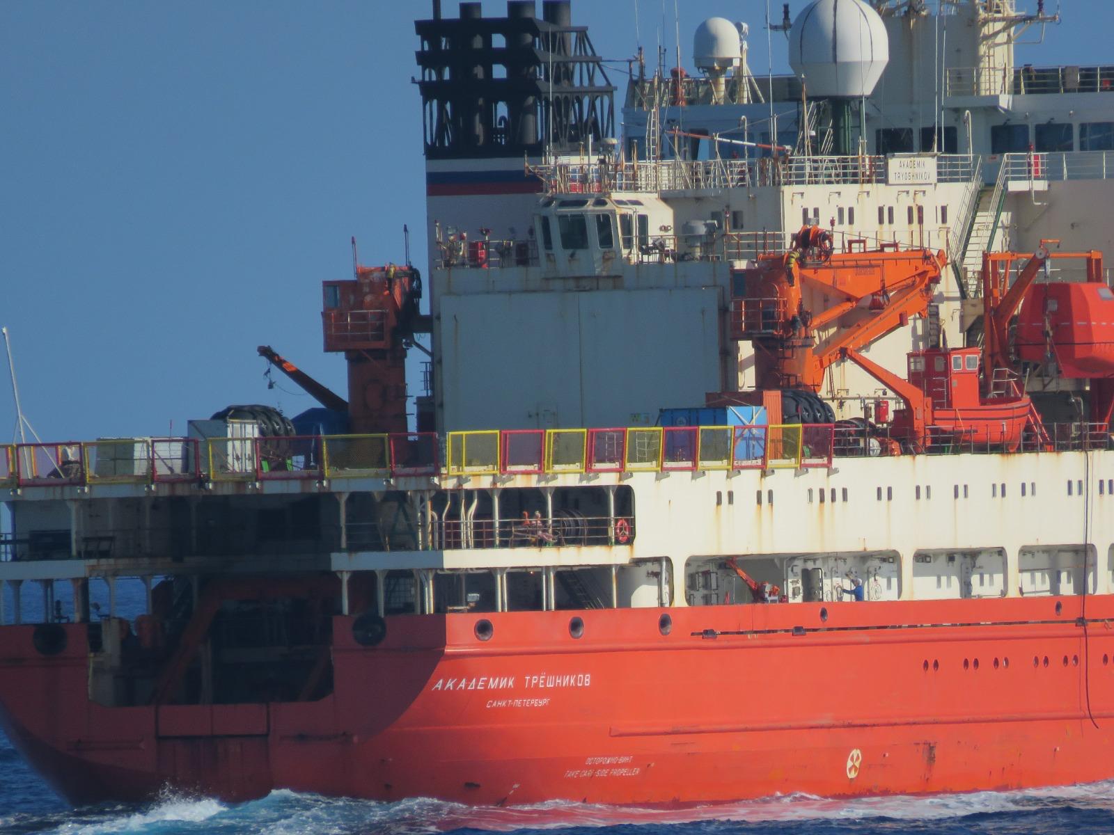 Navio científico acompanhado
