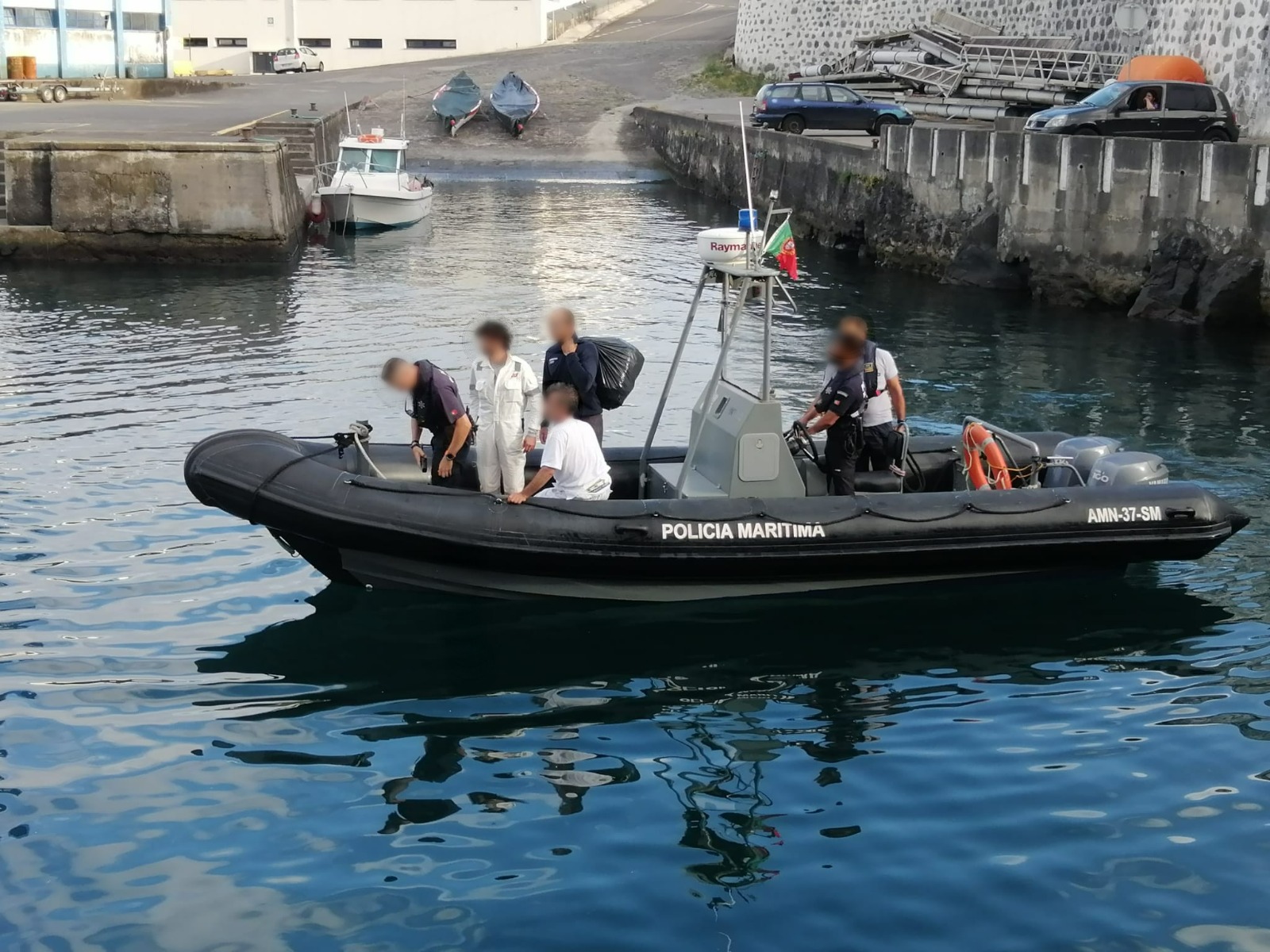 Resgate de tripulantes de veleiro que colidiu com navio mercante ao largo da ilha das Flores