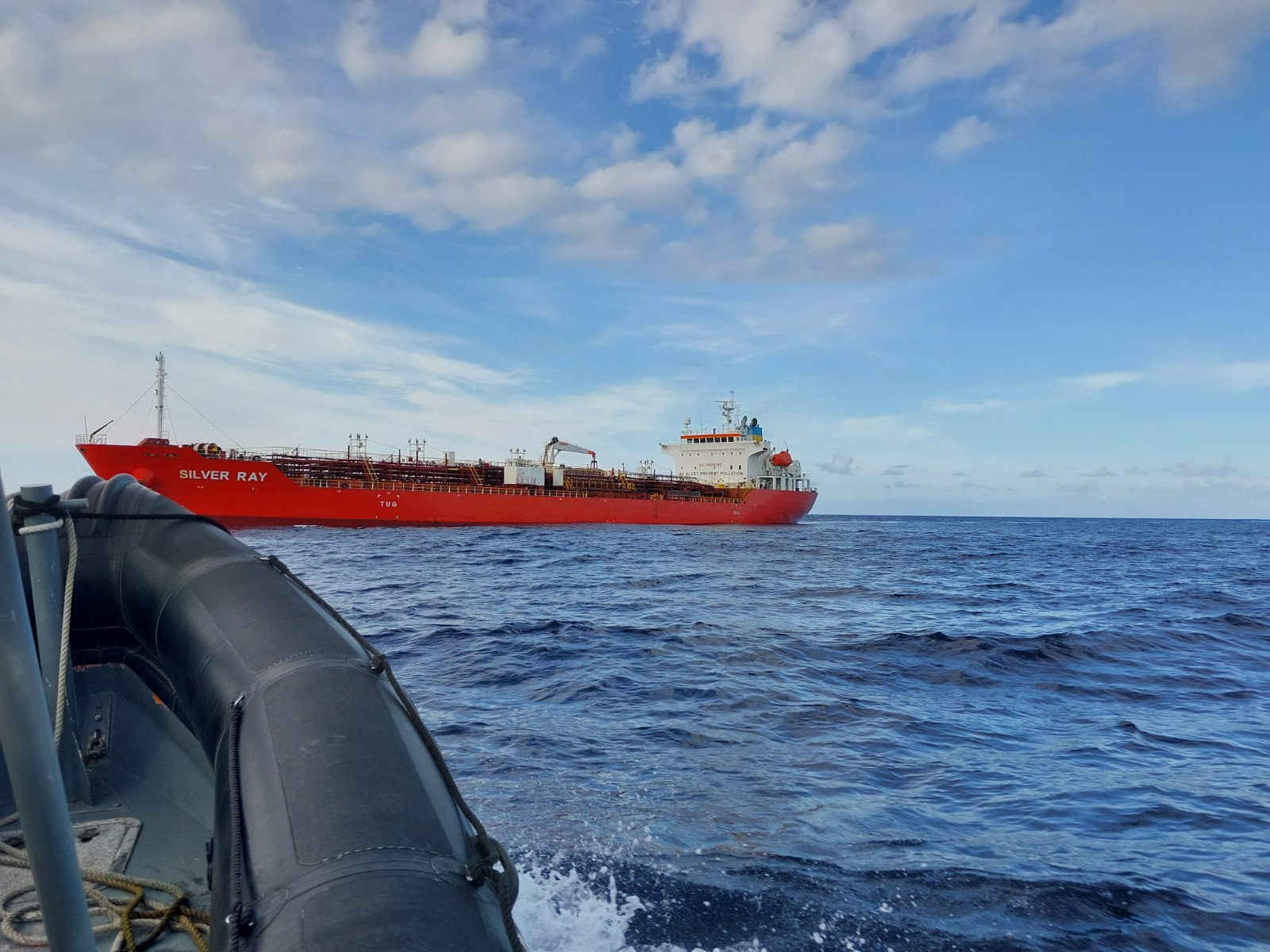 Resgate de tripulantes de veleiro que colidiu com navio mercante ao largo da ilha das Flores
