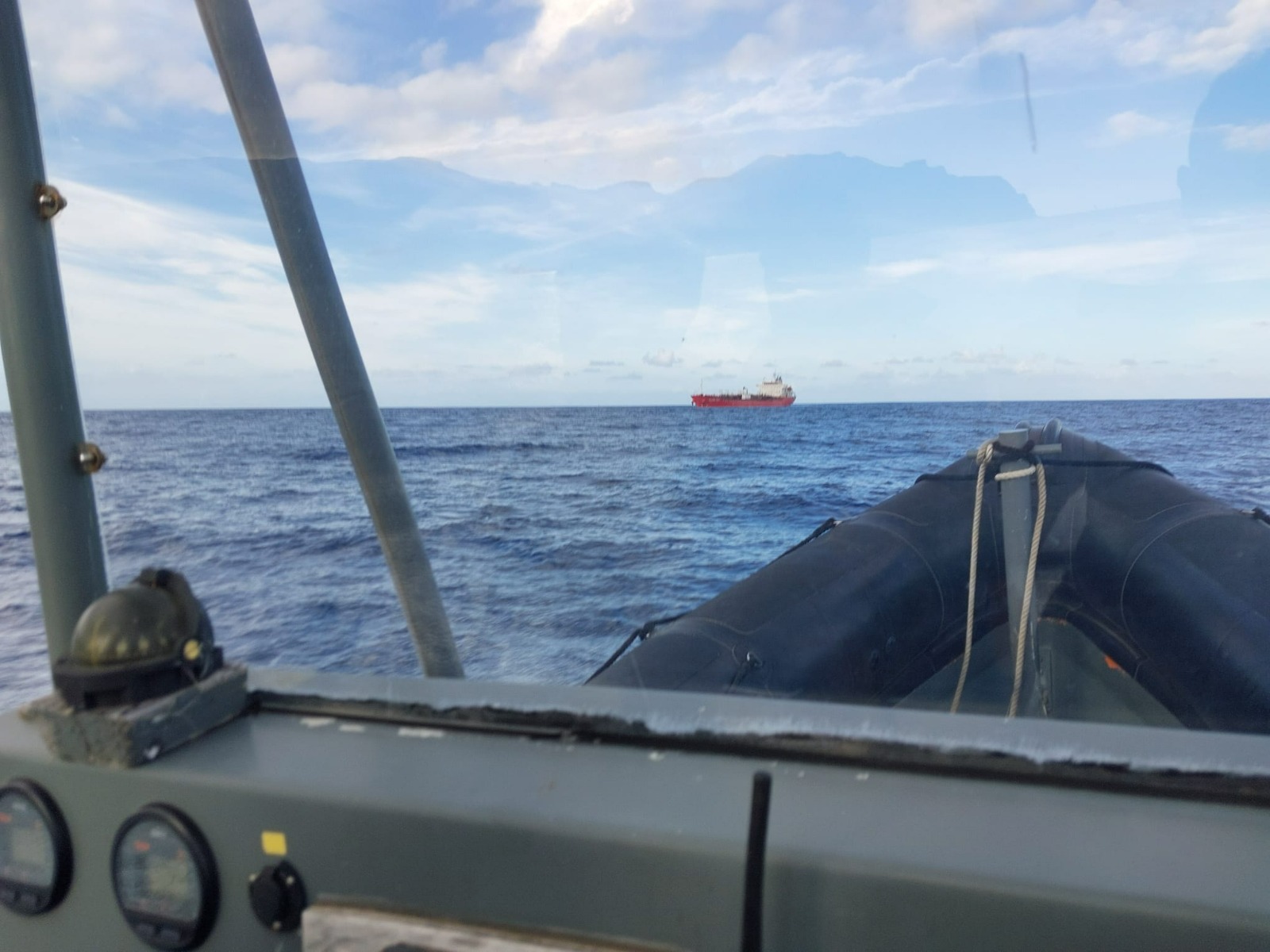 Resgate de tripulantes de veleiro que colidiu com navio mercante ao largo da ilha das Flores