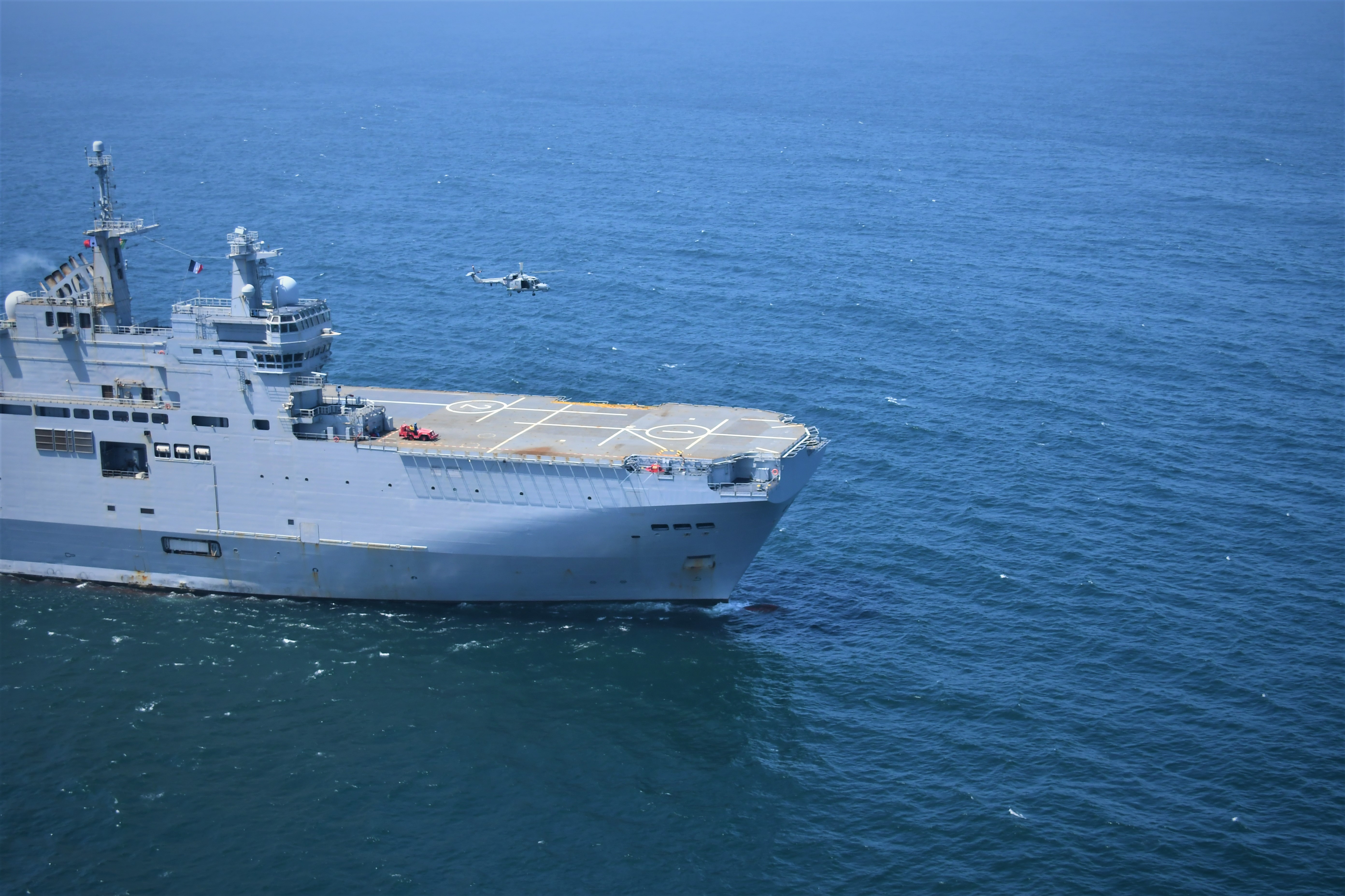 Helicóptero da Marinha realiza exercício com navio francês na Costa da Caparica