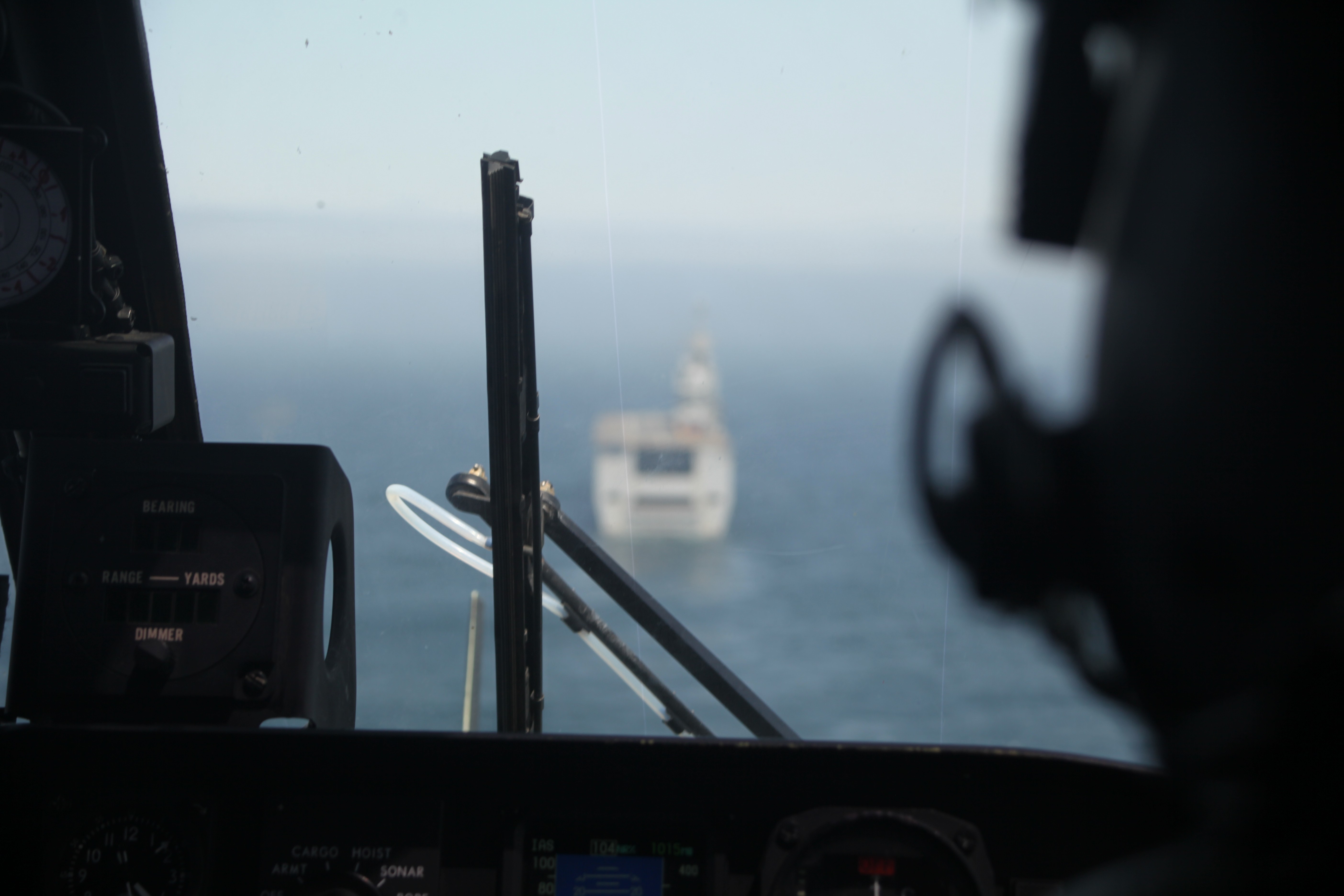 Helicóptero da Marinha realiza exercício com navio francês na Costa da Caparica