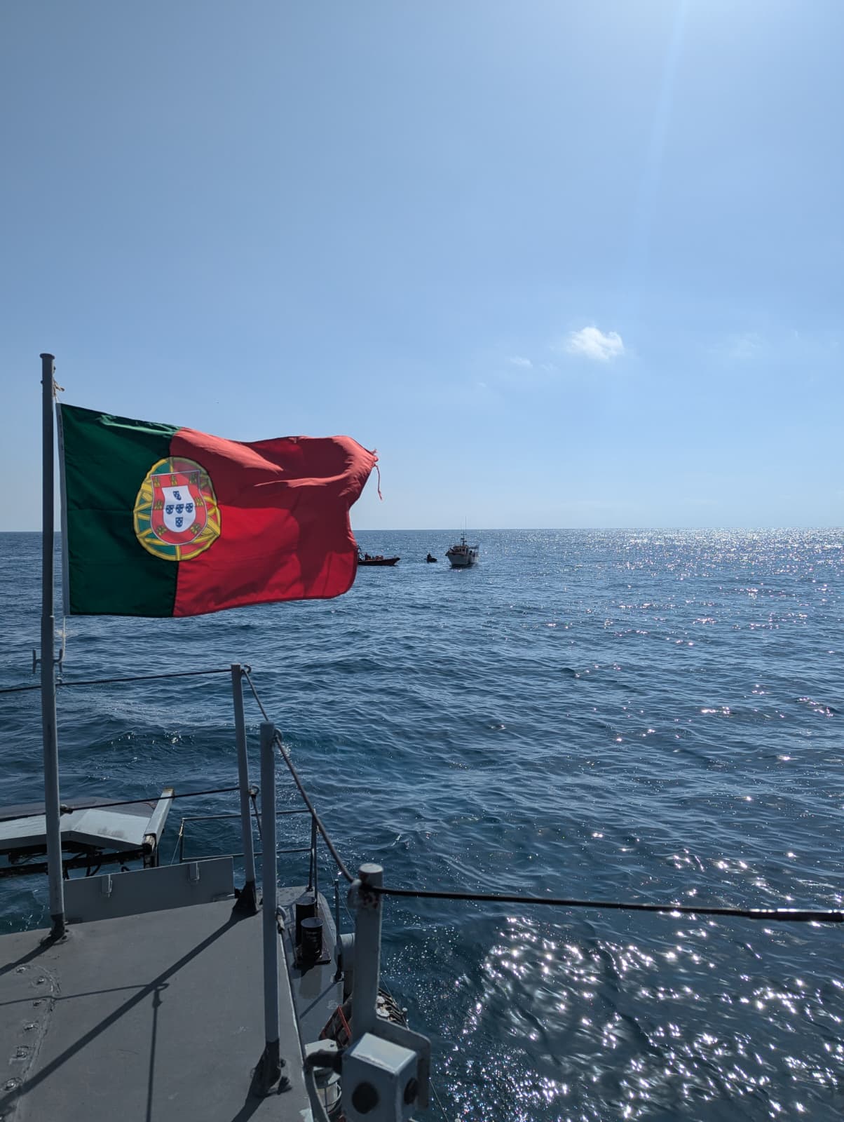 Apoio a embarcação de pesca com incêndio a bordo em Portimão