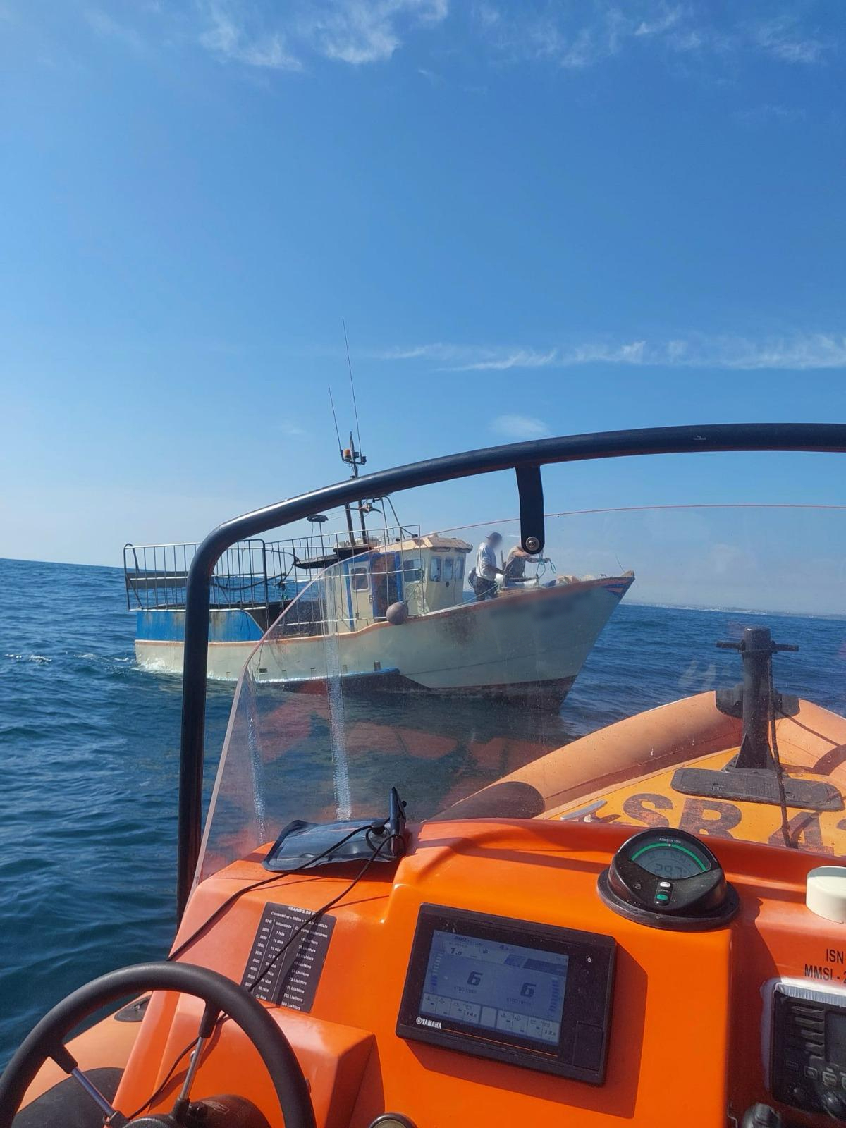 Apoio a embarcação de pesca com incêndio a bordo em Portimão