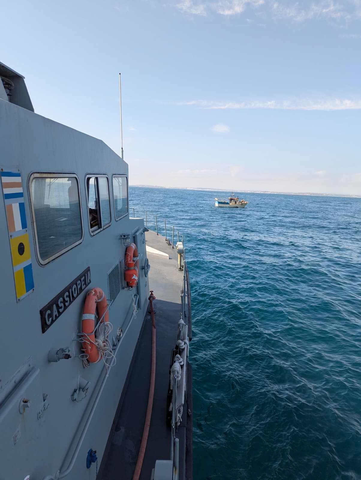 Apoio a embarcação de pesca com incêndio a bordo em Portimão