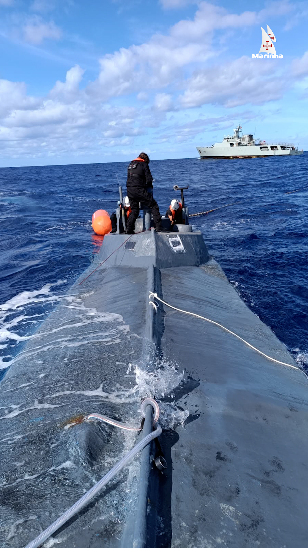 Marinha colabora com a Polícia Judiciária na apreensão de mais de 1 700 kg de droga a bordo de um narco submarino