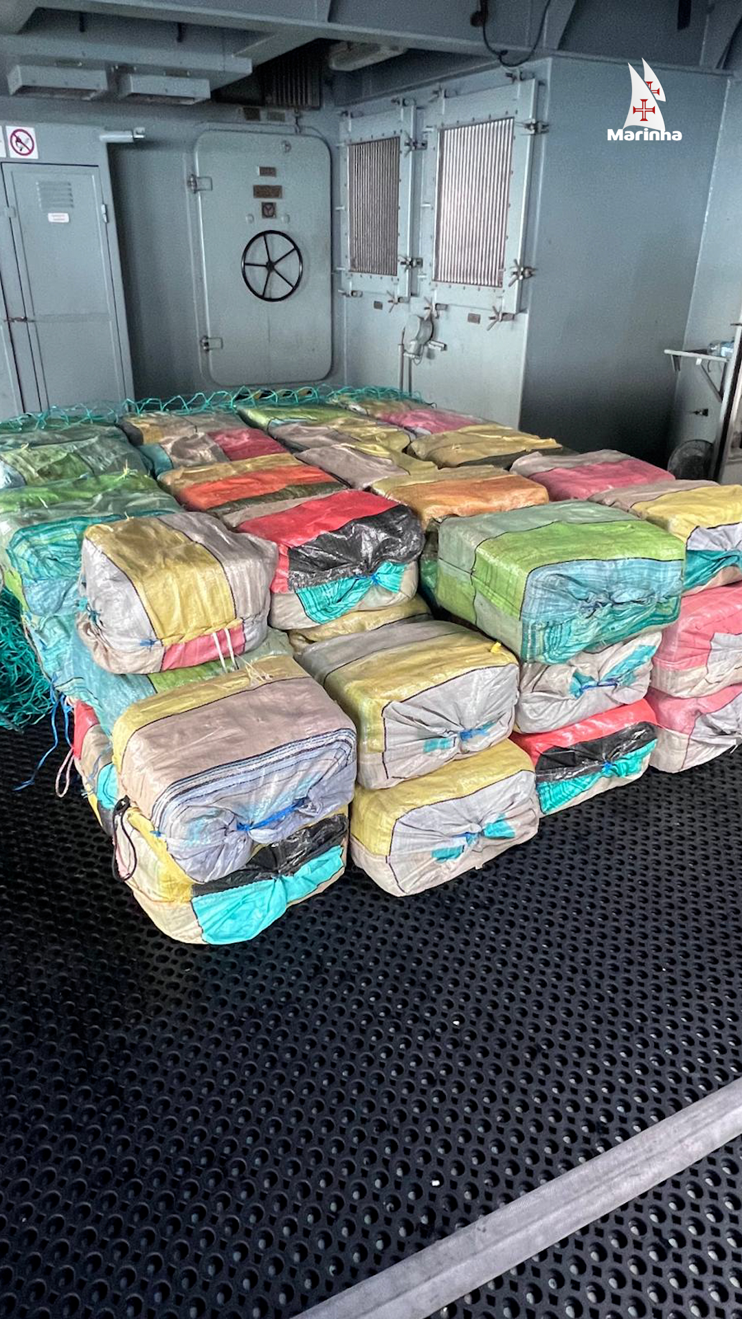 Marinha colabora com a Polícia Judiciária na apreensão de mais de 1 700 kg de droga a bordo de um narco submarino