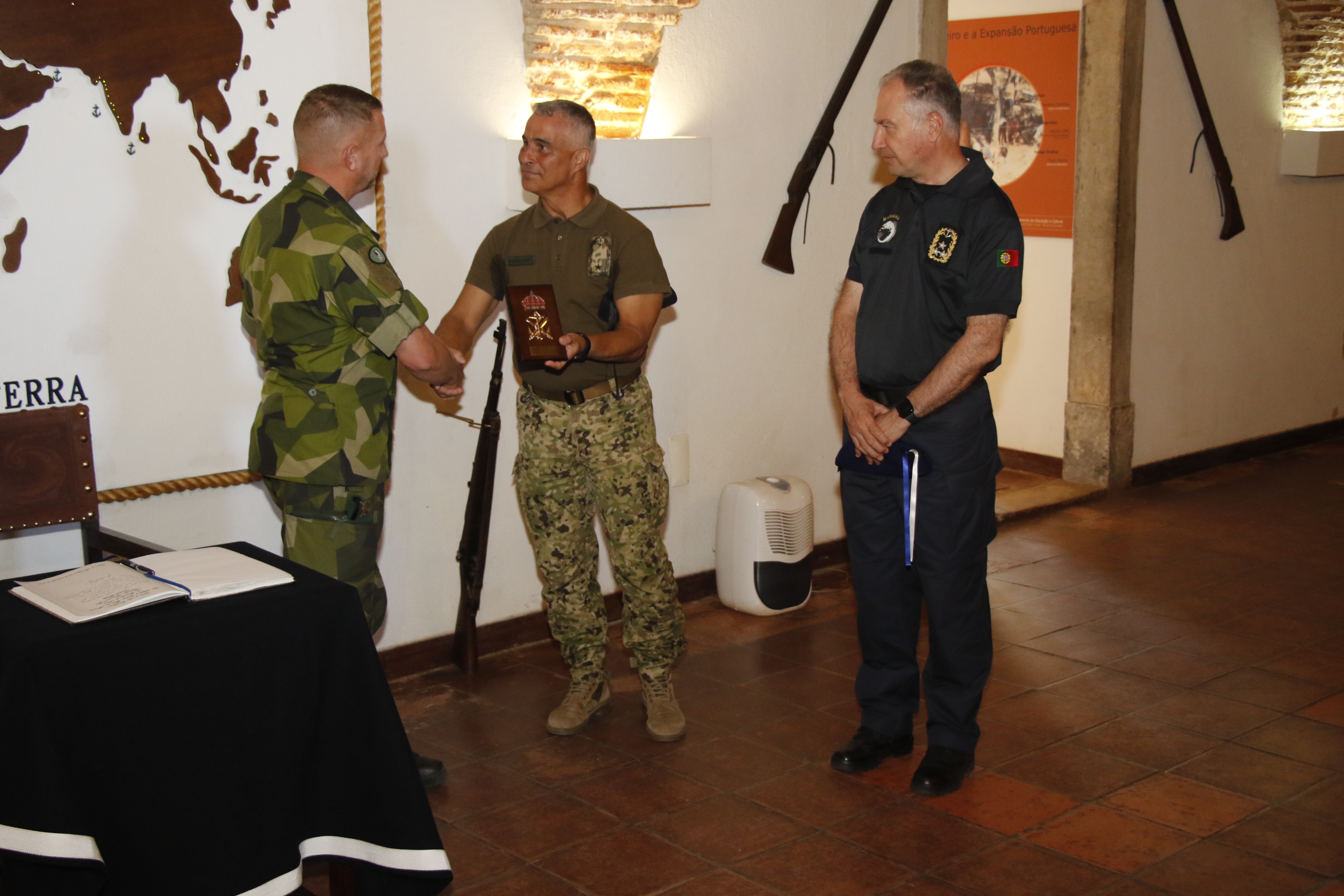 Escola de Fuzileiros recebe visita do Vice-Chefe da Marinha da Suécia