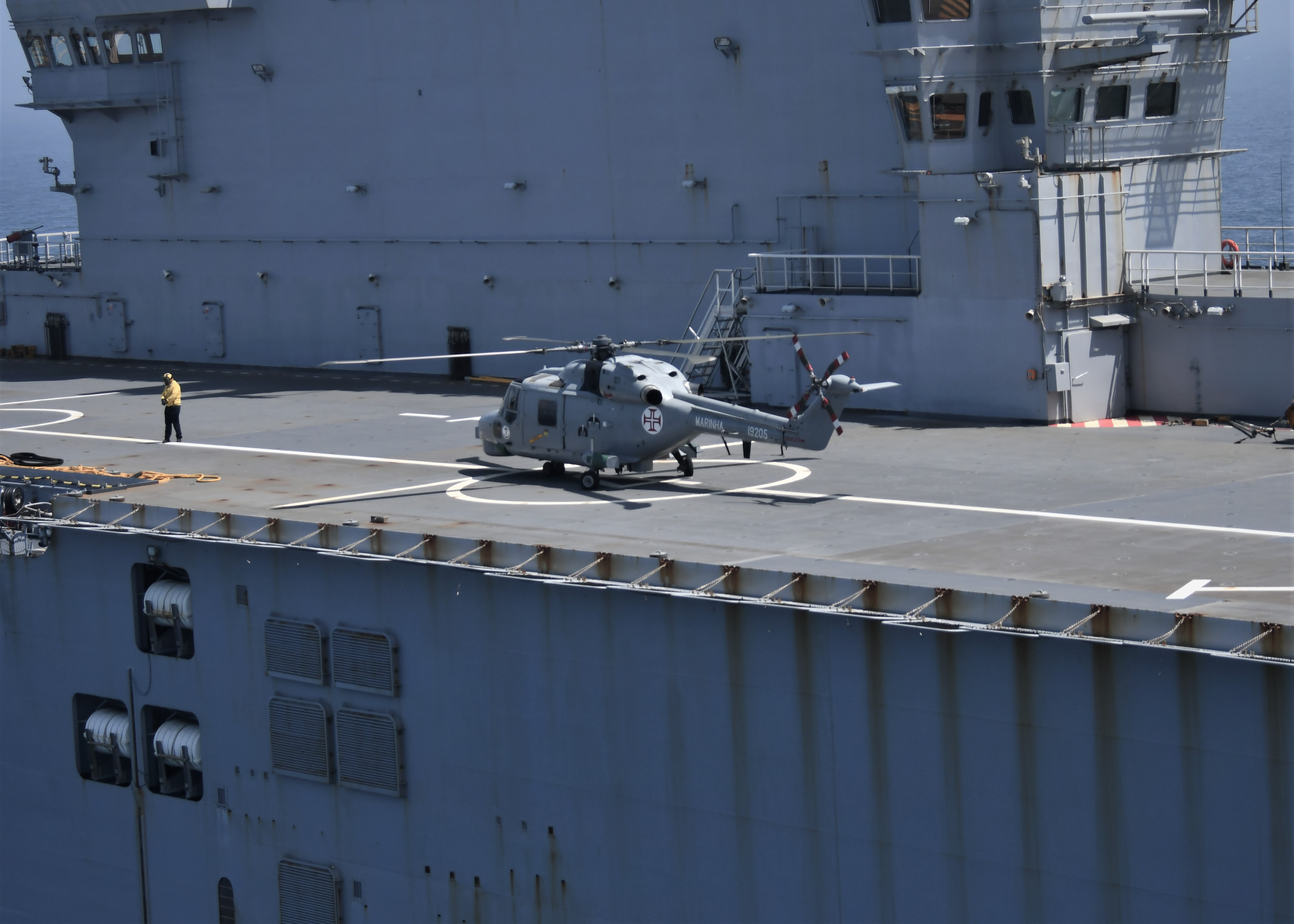 Helicóptero da Marinha realiza exercício com navio francês na Costa da Caparica