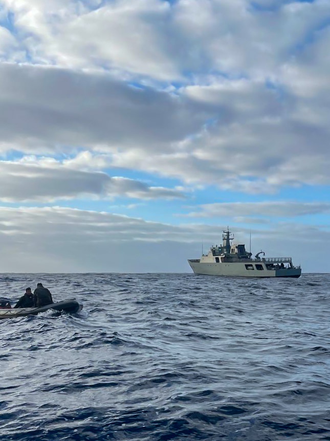 Marinha colabora na apreensão de mais de 6 toneladas de droga em alto mar