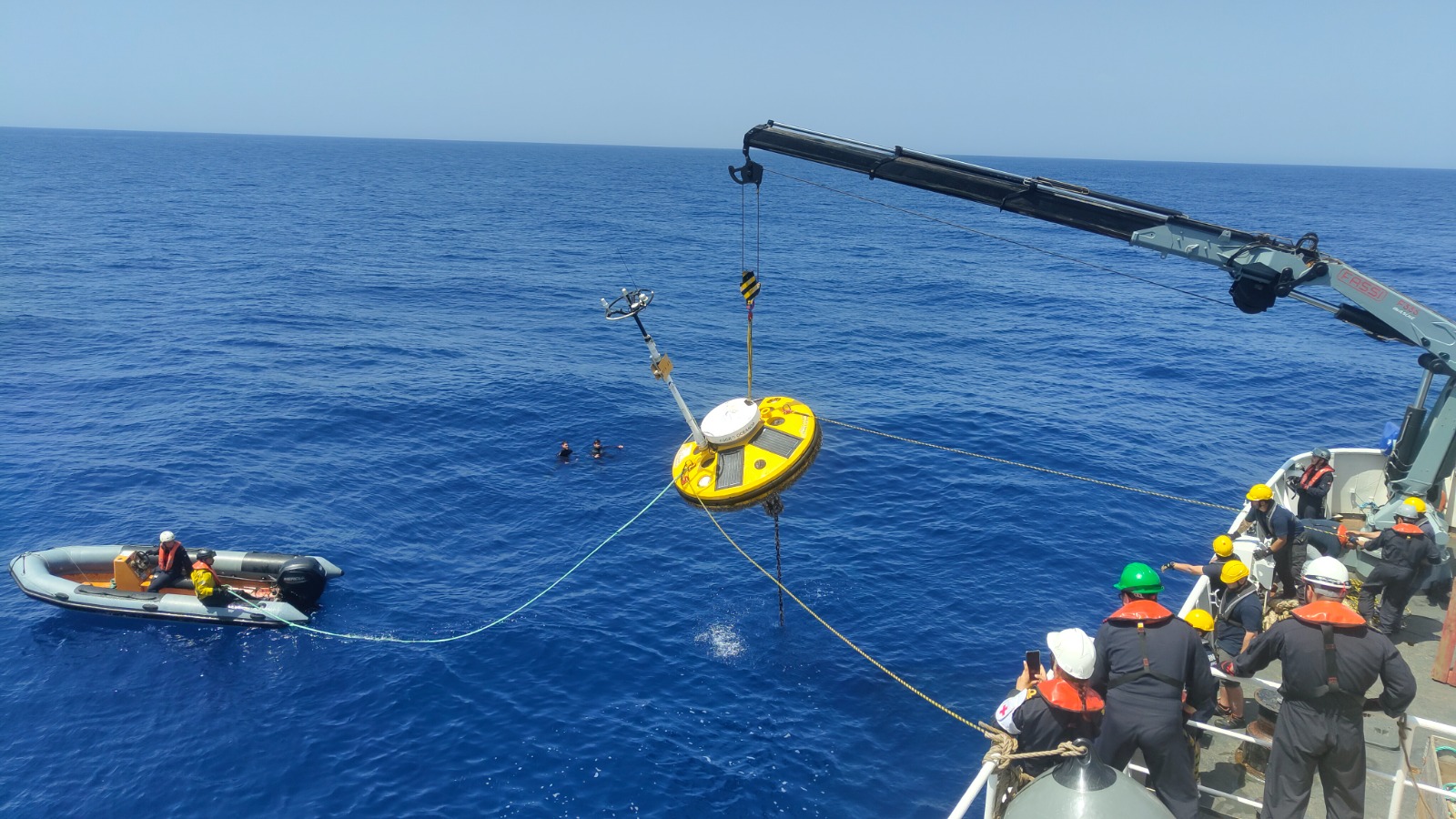 Marinha substitui bóia oceânica a sul de Faro