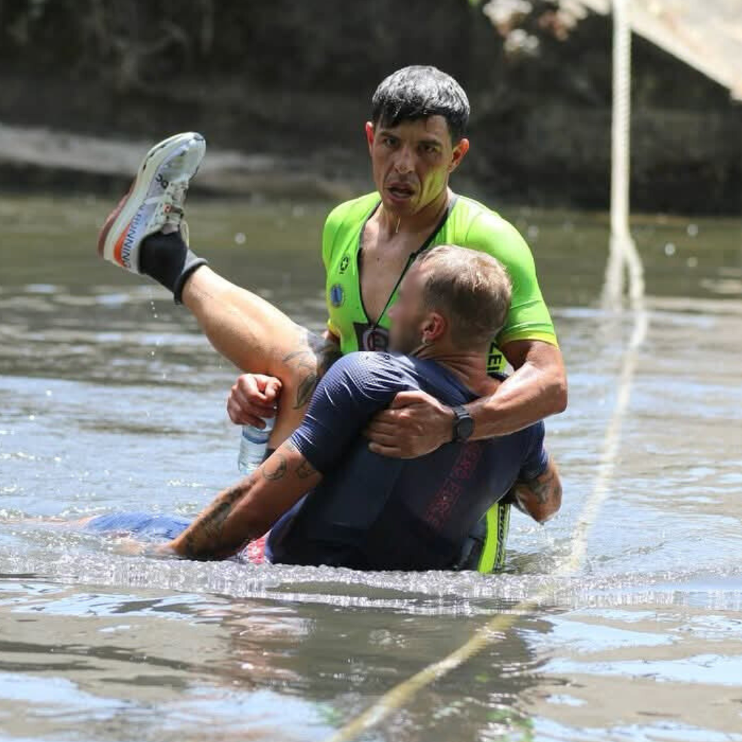 Militar da Marinha socorre atleta em prova de triatlo