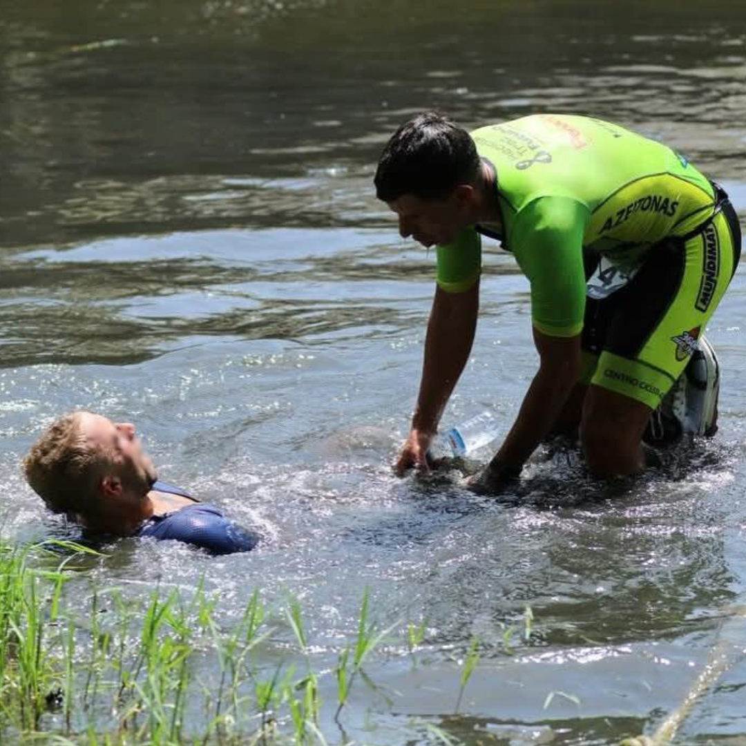 Militar da Marinha socorre atleta em prova de triatlo