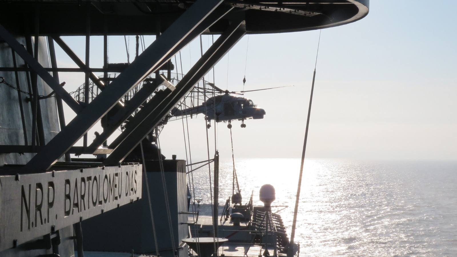 NRP Bartolomeu Dias conduz operações com helicópteros em missão NATO 