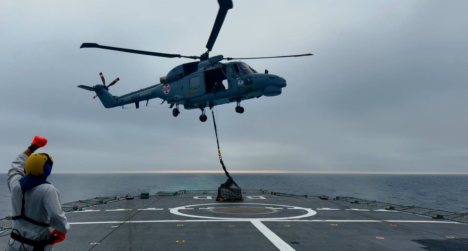 NRP Bartolomeu Dias conduz operações com helicópteros em missão NATO 
