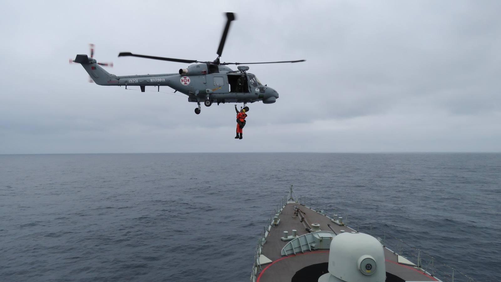 NRP Bartolomeu Dias conduz operações com helicópteros em missão NATO 