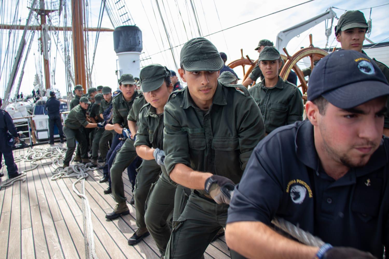 Candidatos à Escola Naval embarcam no NRP Sagres