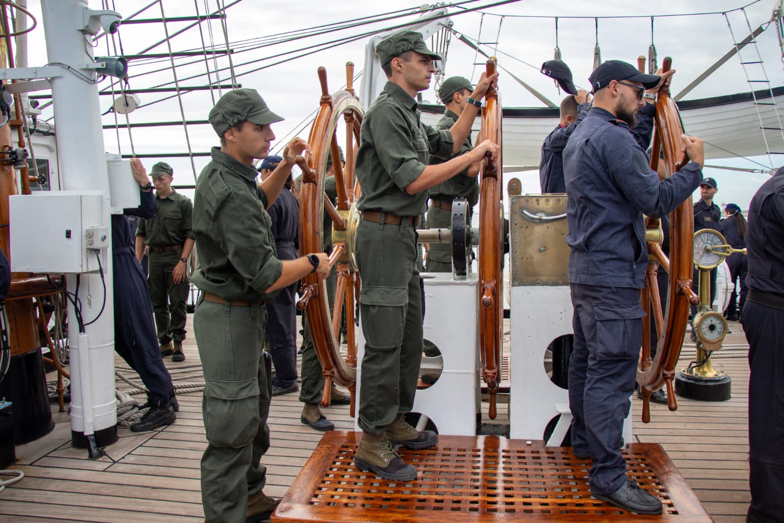 Candidatos à Escola Naval embarcam no NRP Sagres
