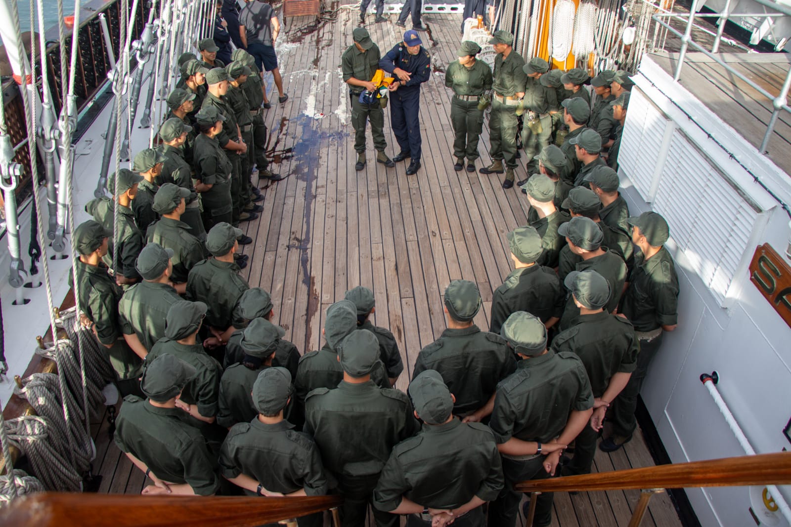 Candidatos à Escola Naval embarcam no NRP Sagres