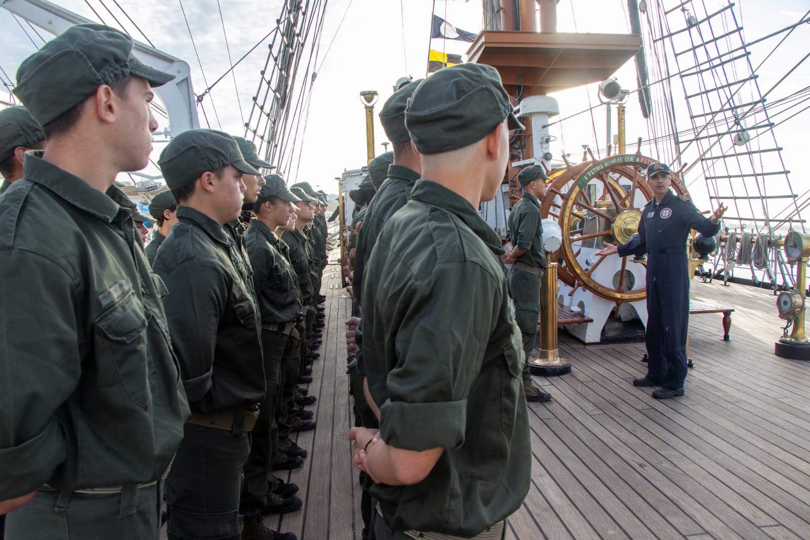 Candidatos à Escola Naval embarcam no NRP Sagres