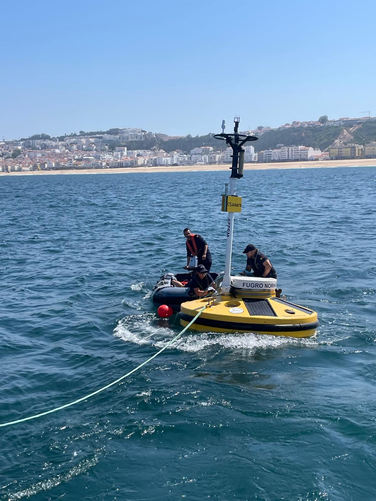Marinha realiza manutenção de boia multiparamétrica na Nazaré