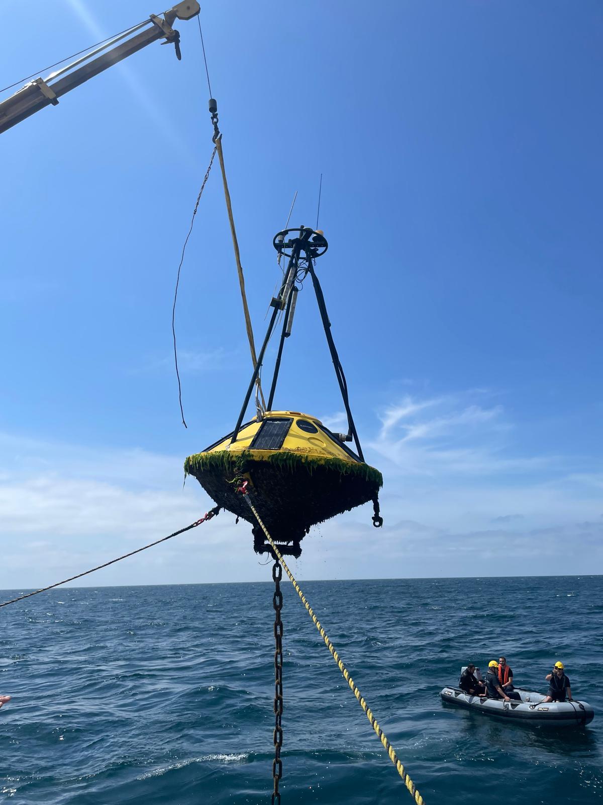 Manutenção de boia na Nazaré