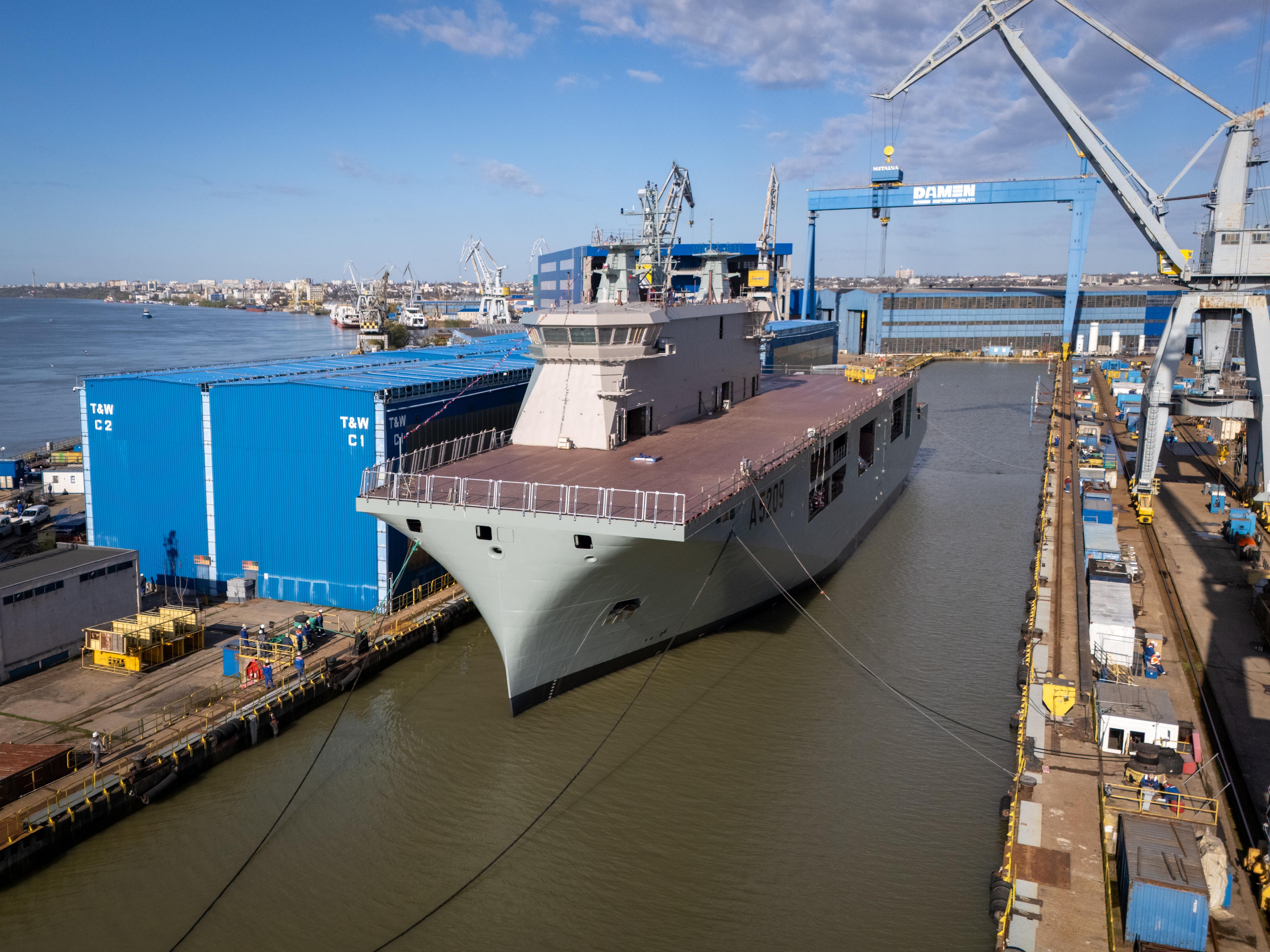 Cerimónia de flutuação do futuro NRP D. João II na Roménia