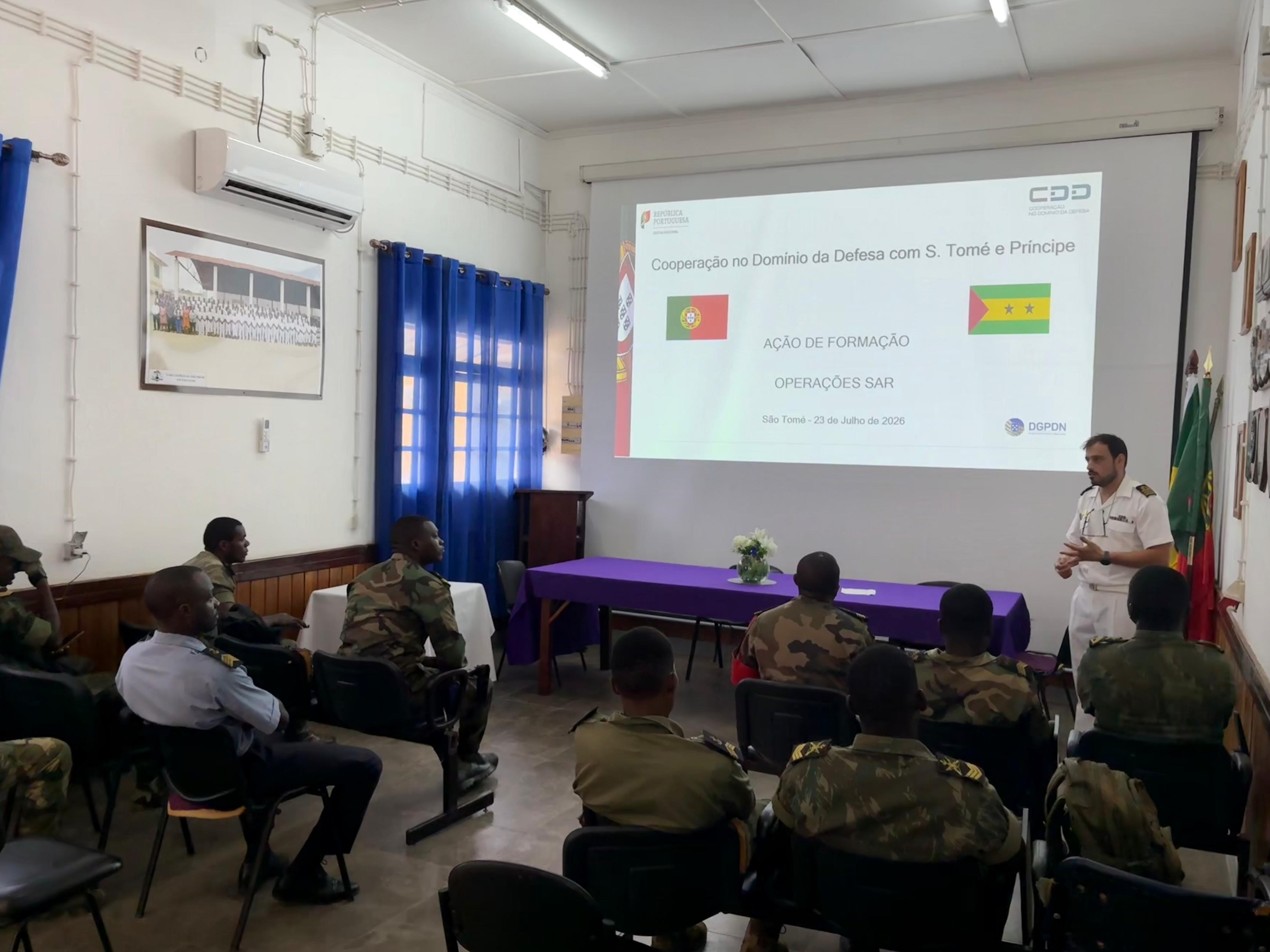 Militares da Marinha participaram, durante o mês de julho, numa Assessoria Técnica Temporária dedicada à formação em operações de busca e salvamento marítimo